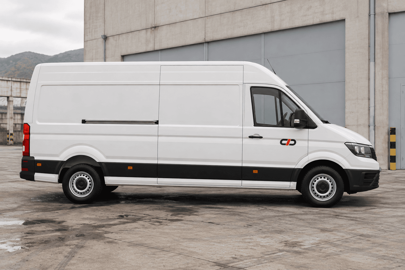 Bočni pogled na bijeli teretni kombi L3H2